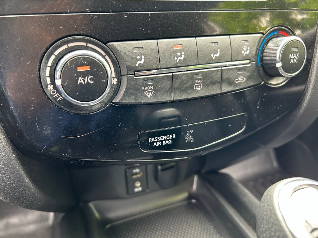 2017 Nissan Rogue Sport S 29