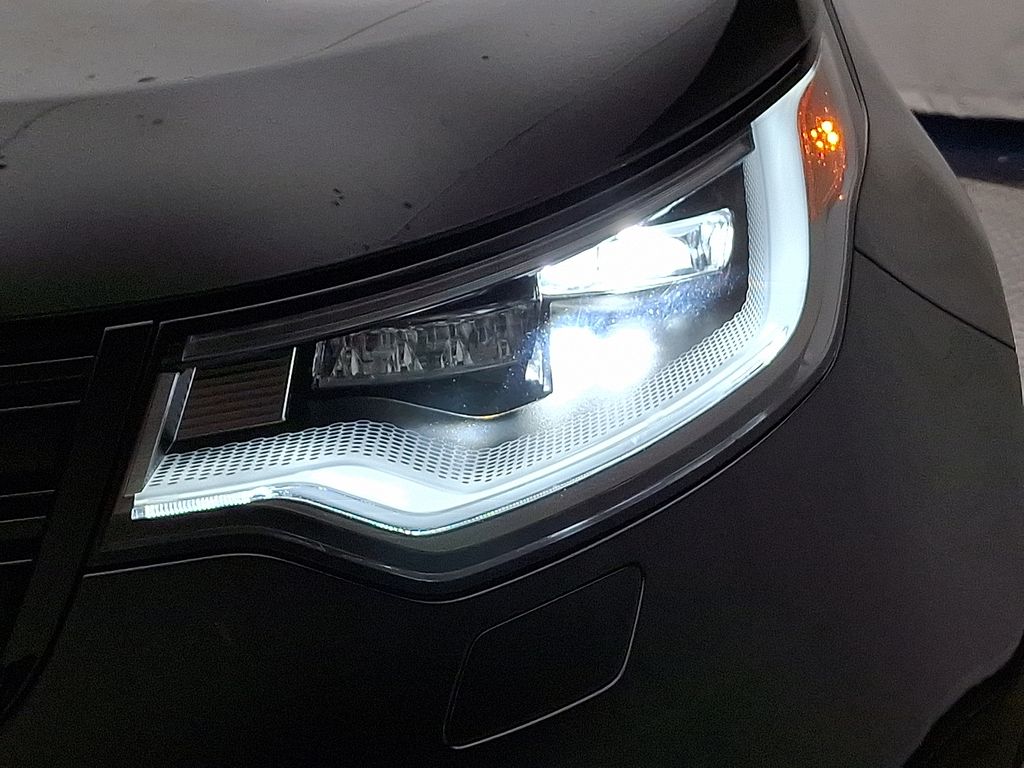 2024 Land Rover Discovery Dynamic SE 9