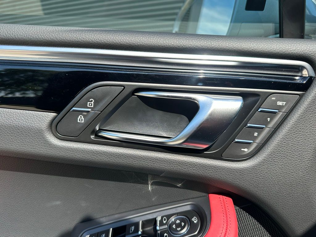 Thumbnail: 2026 Porsche Macan - 20