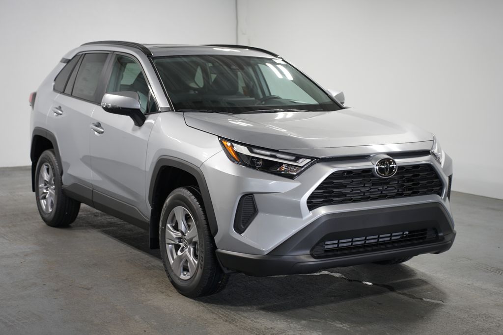 2025 Toyota RAV4 XLE 3