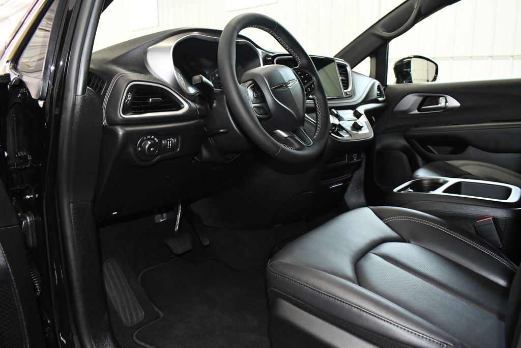 Used 2026 Black Chrysler Select image 21