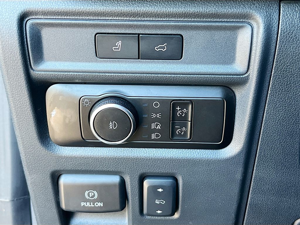 Used 2023 White Ford Limited image 10