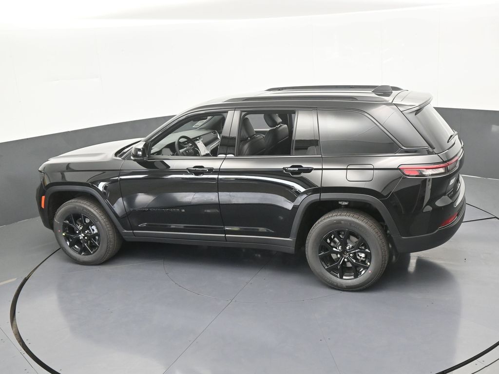 New 2025 Diamond Black Crystal Pearlcoat Jeep Laredo image 42