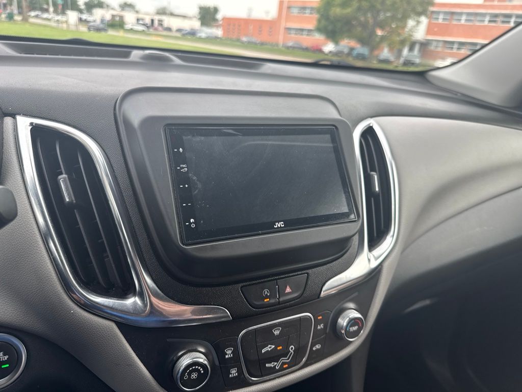 2022 Silver Ice Metallic Chevrolet Equinox LS FWD SUV