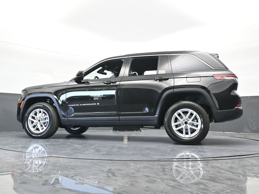 New 2026 Diamond Black Crystal Pearlcoat Jeep Laredo image 50