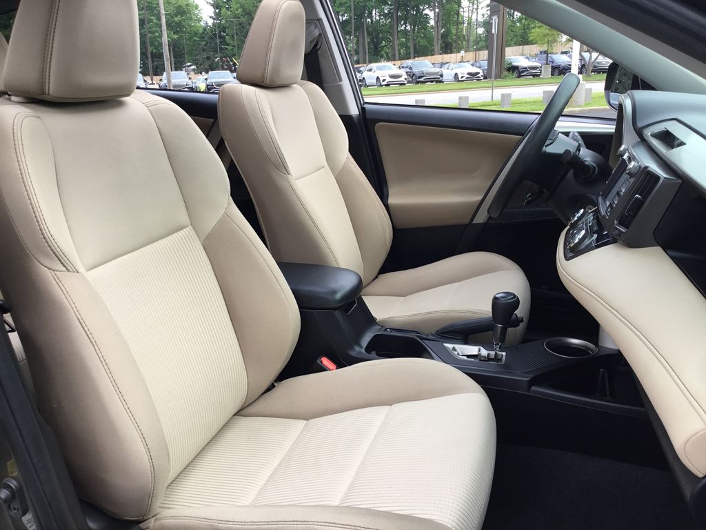 2015 Toyota RAV4 XLE 10