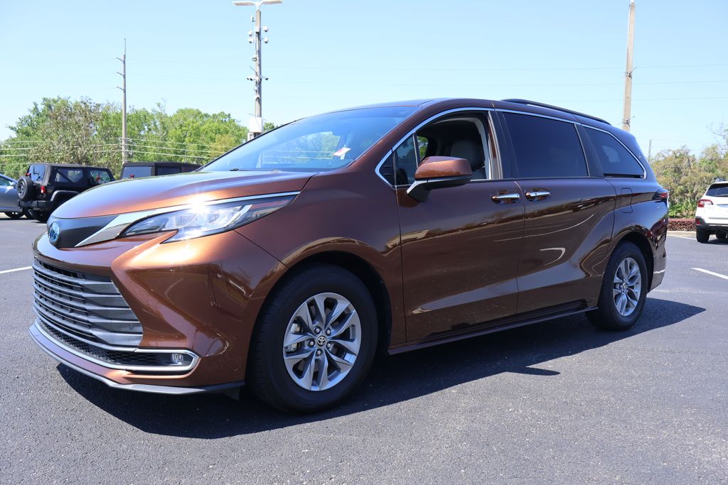 2022 Toyota Sienna XLE 7-Passenger FWD