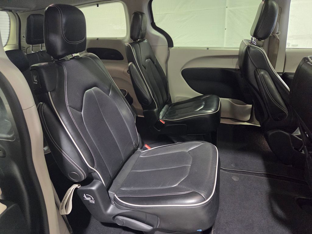 2021 Chrysler Pacifica Limited photo