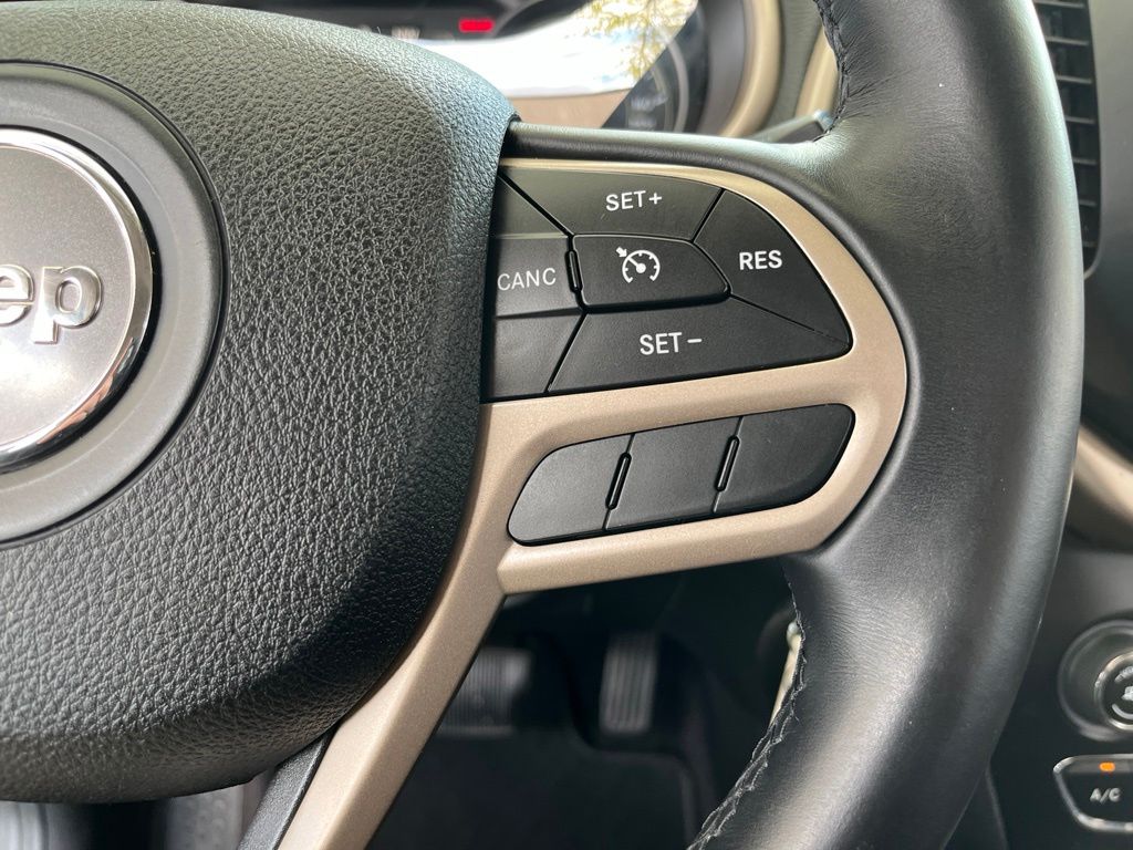 Thumbnail: 2017 Jeep Cherokee - 22