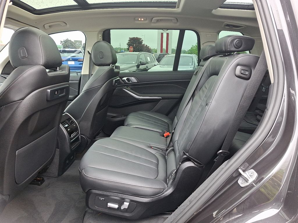 2022 BMW X7 xDrive40i 10