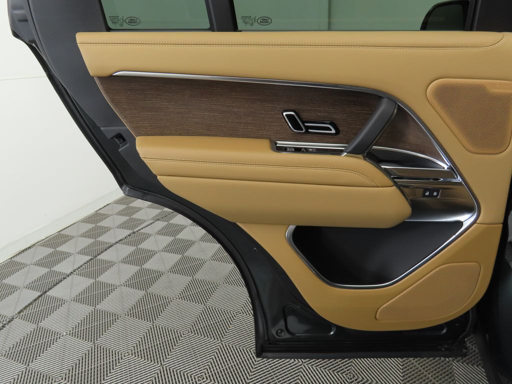 2025 Land Rover Range Rover SE 26