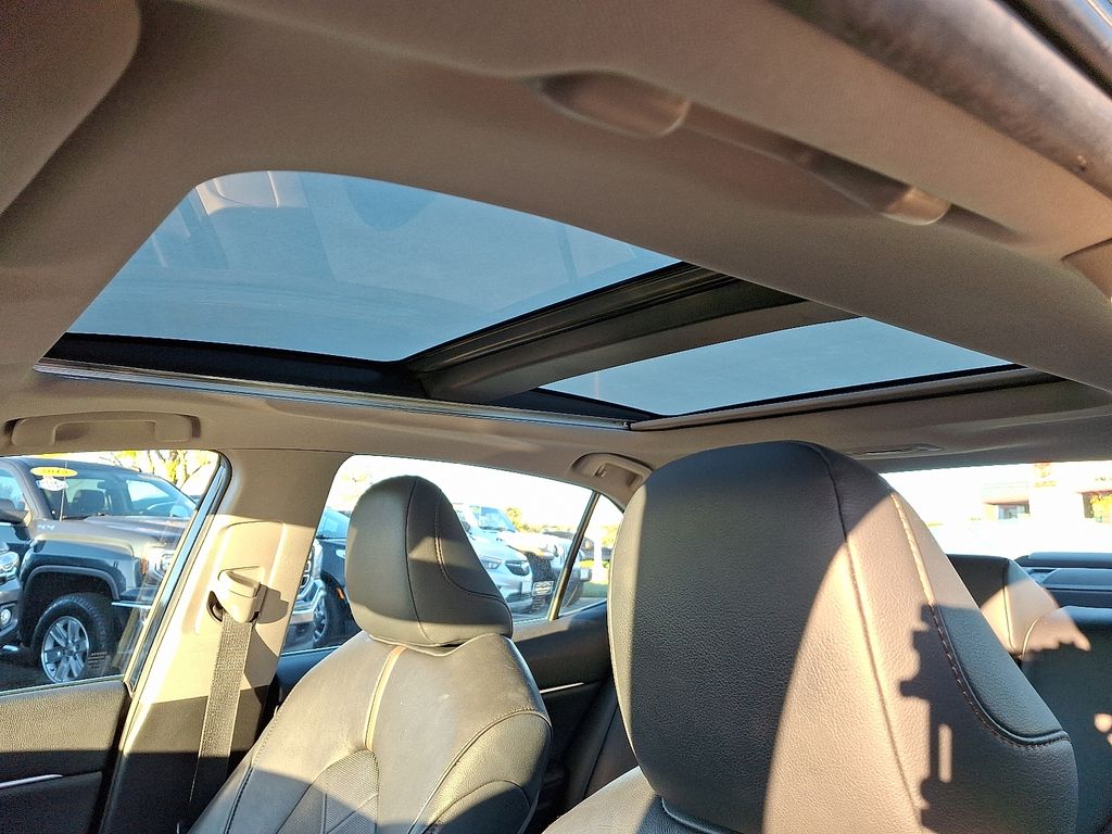 Thumbnail: 2019 Toyota Camry - 15