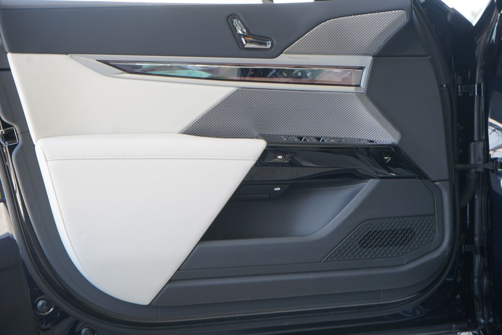 2025 BMW 7 Series 760i xDrive 10