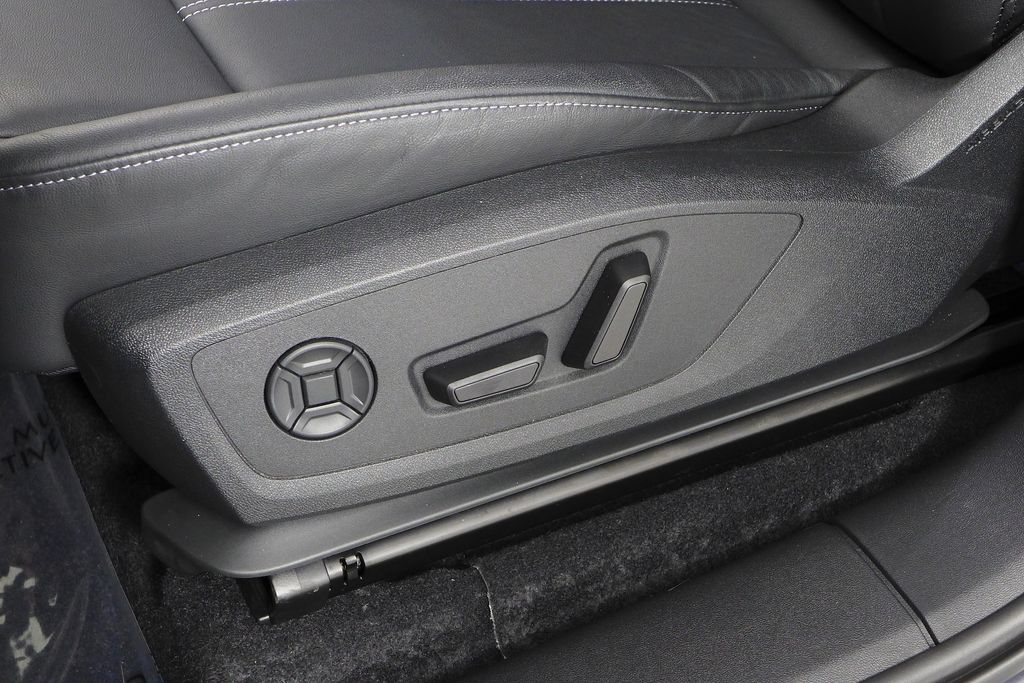 Thumbnail: 2025 Audi Q6 e-tron - 23