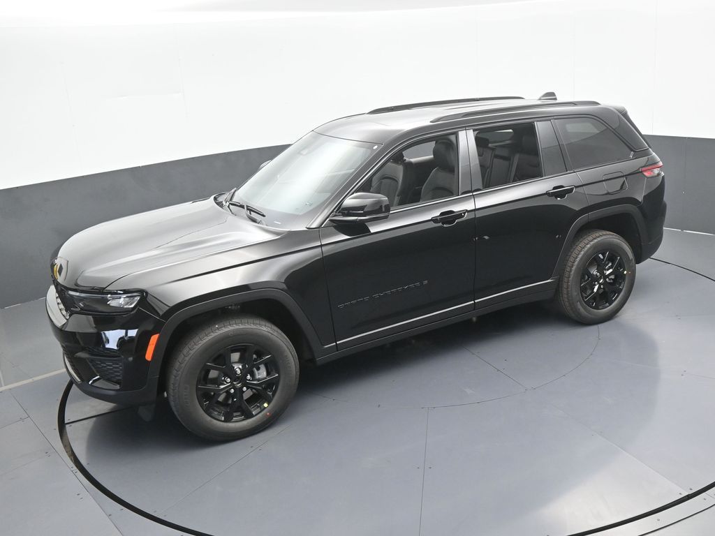 New 2025 Diamond Black Crystal Pearlcoat Jeep Laredo image 40
