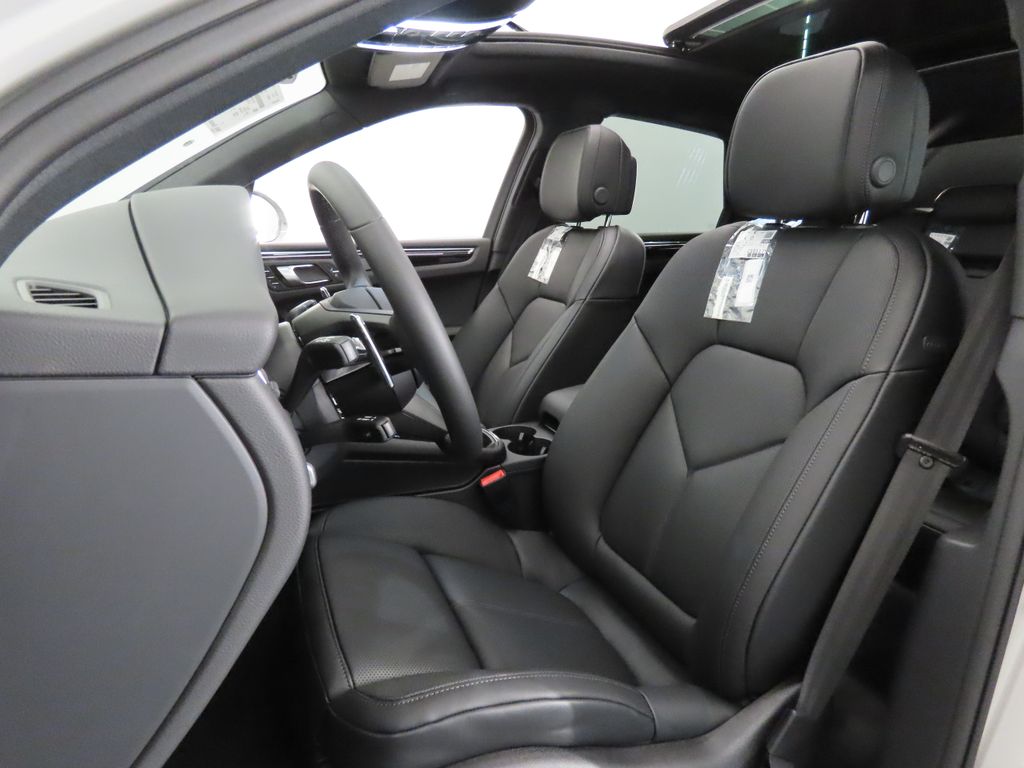 Thumbnail: 2026 Porsche Macan - 5