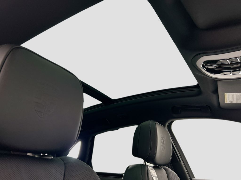 Thumbnail: 2026 Porsche Macan - 21