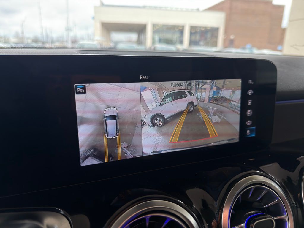 Thumbnail: 2023 Mercedes-Benz GLB - 30