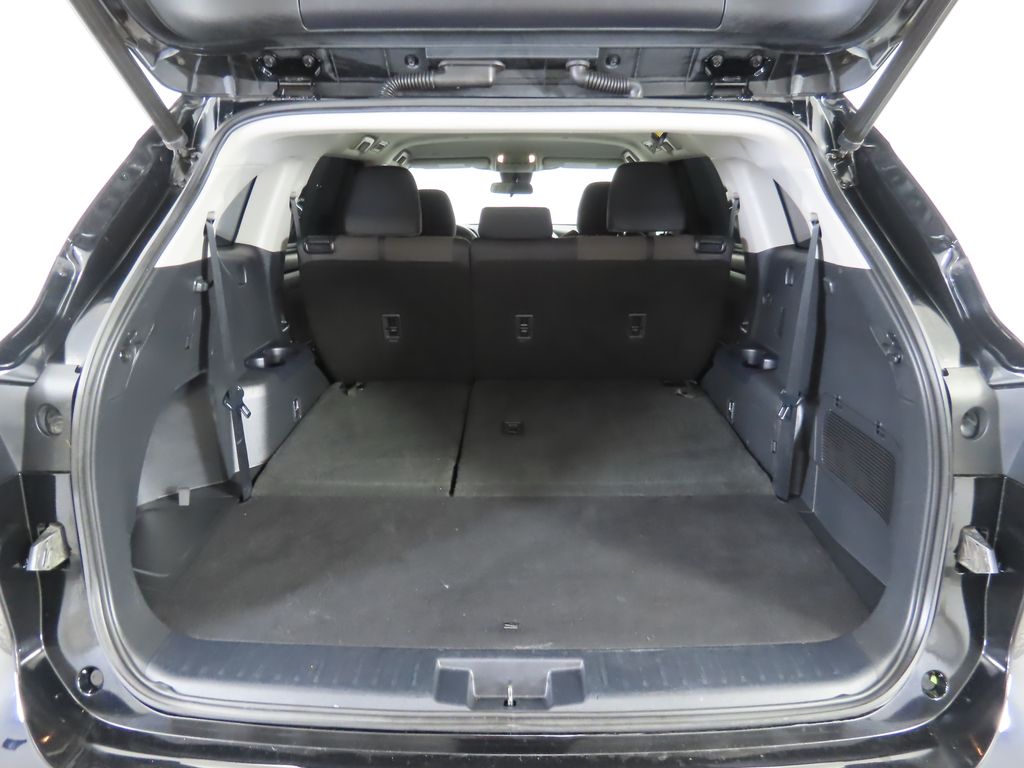 2021 Toyota Highlander LE 28