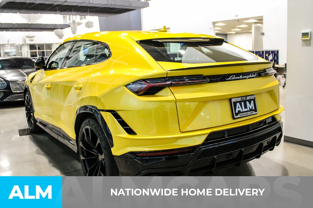 Used 2023  Lamborghini S image 5
