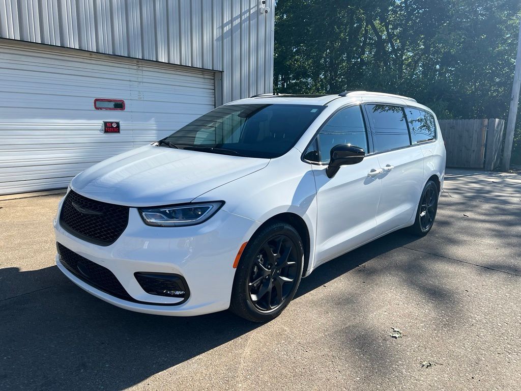 Bright White Clearcoat 2024 Chrysler Pacifica Limited FWD Minivan Front-Wheel Drive 9-Speed Automatic