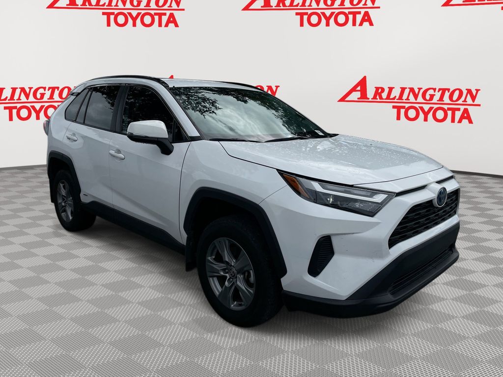 2024 Toyota RAV4 XLE's photo