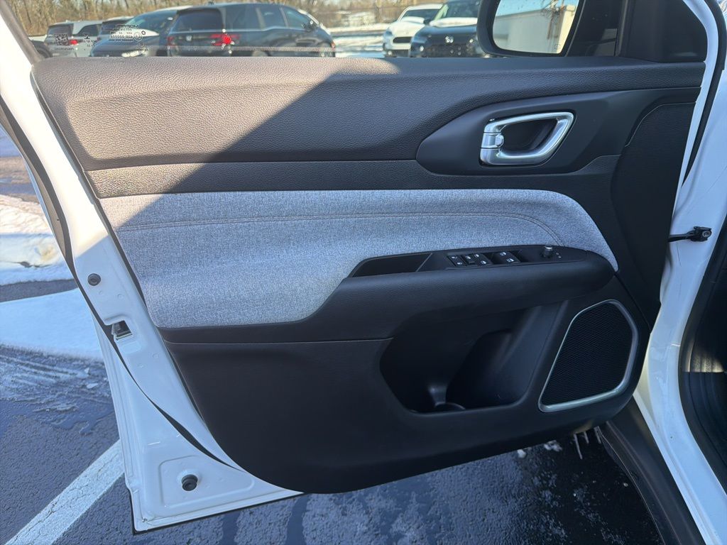 Thumbnail: 2022 Jeep Compass - 18