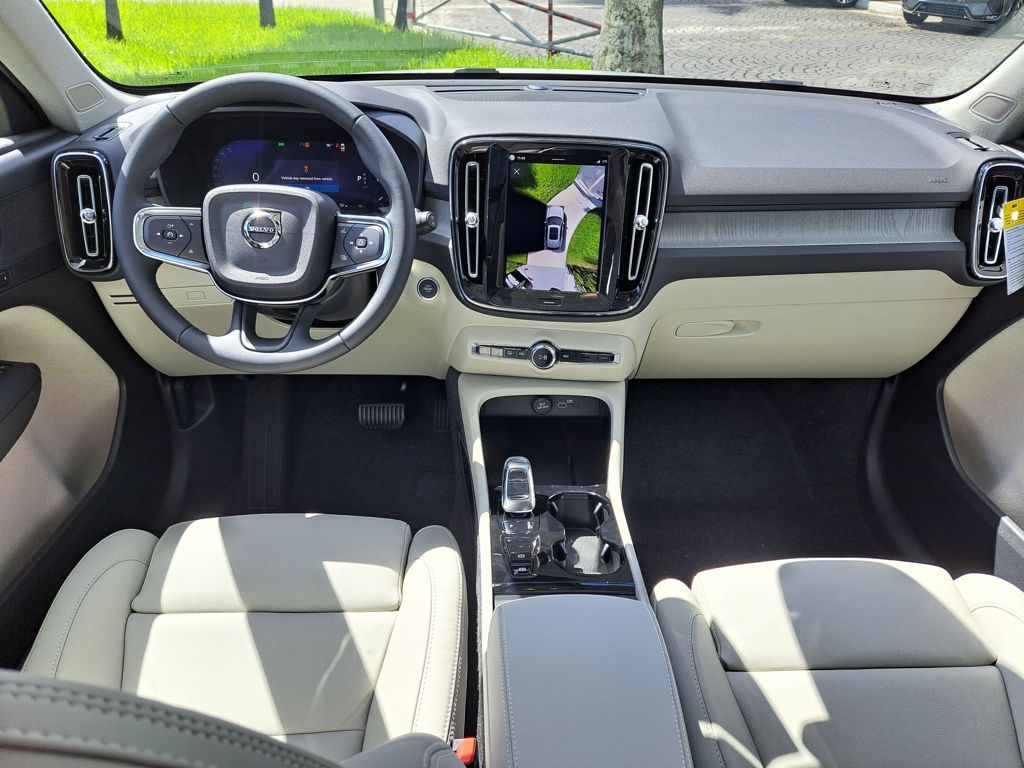 2026 Volvo XC40 Plus - Photo 6
