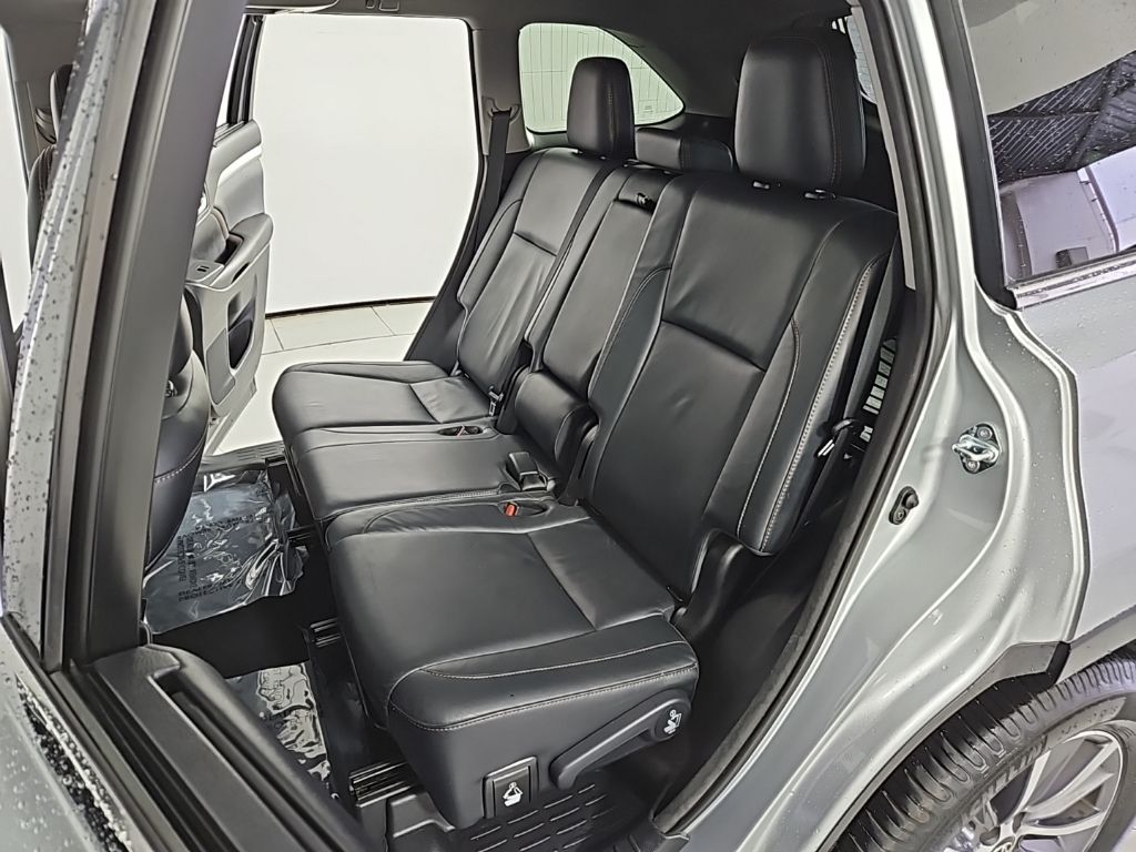 Thumbnail: 2017 Toyota Highlander - 21