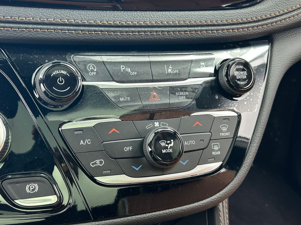 New 2026 Bright White Clearcoat Chrysler Pinnacle image 19