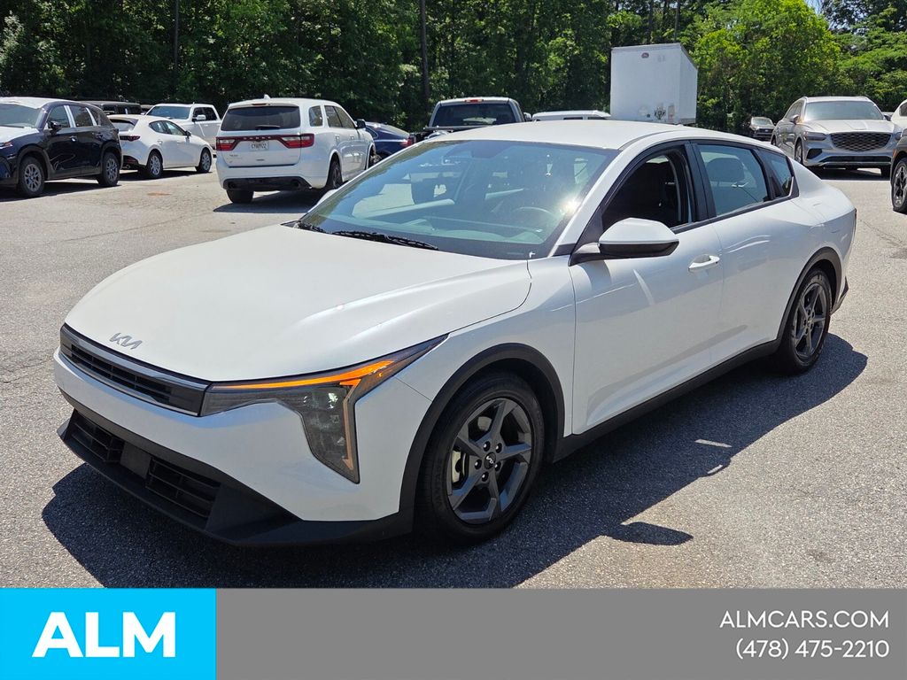 Used 2025 White Kia LXS image 4