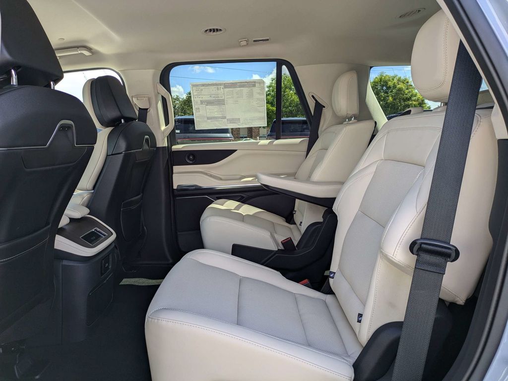 2027 Lincoln Navigator Premiere