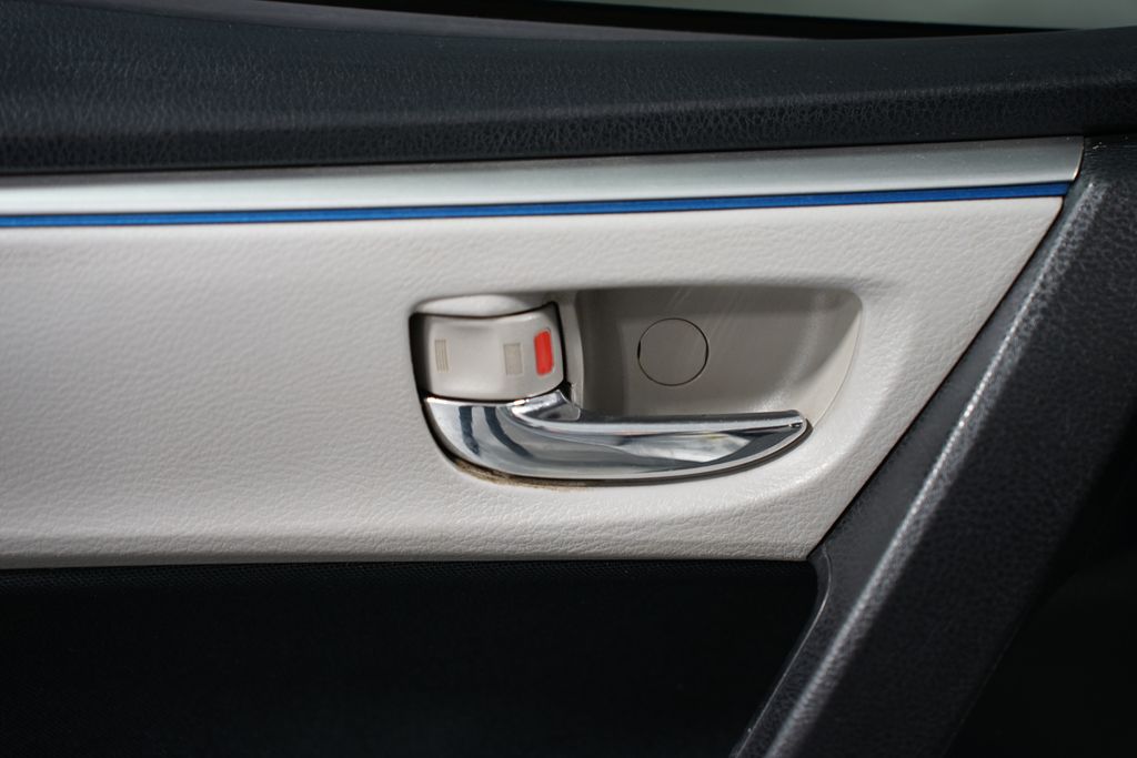 2015 Toyota Corolla LE 27