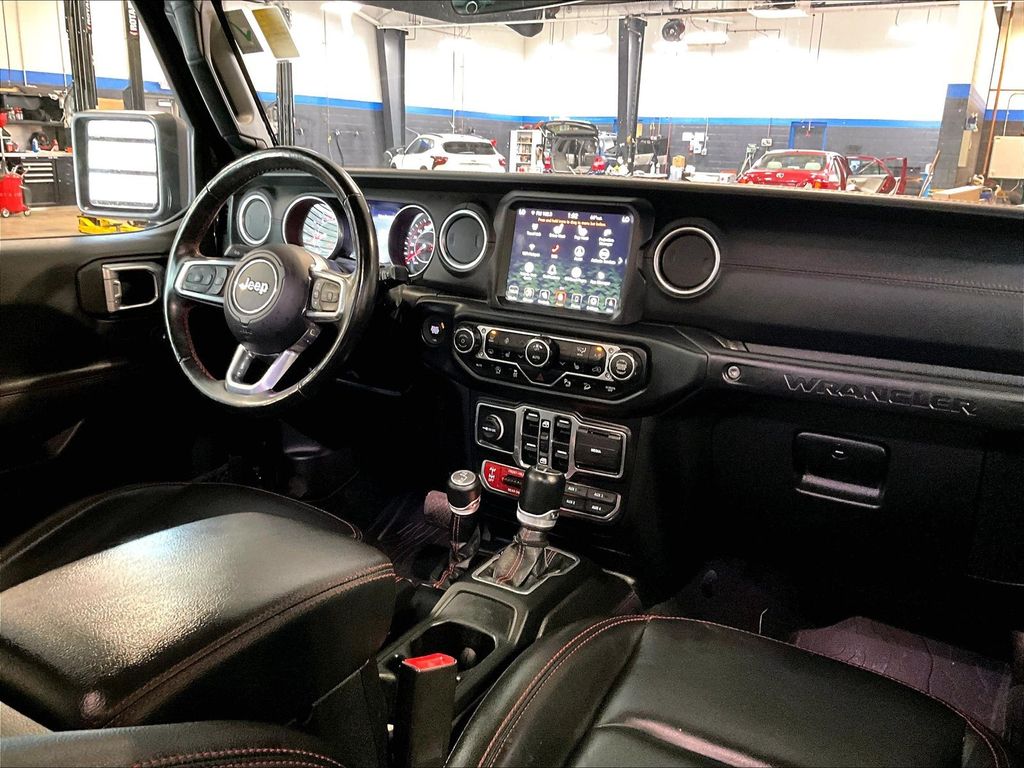 2020 Jeep Wrangler — photo 14