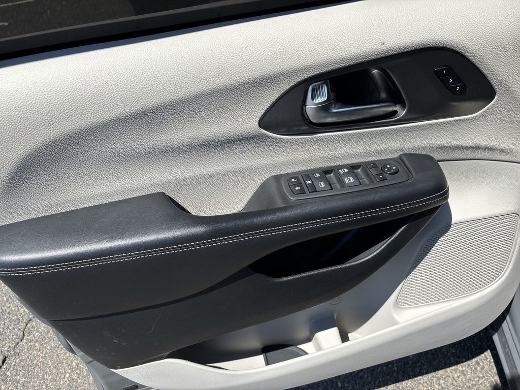 Used 2022 Chrysler Pacifica Van
