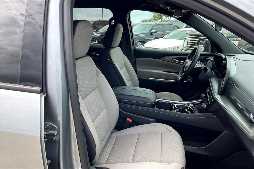 Used 2025 Chevrolet Traverse LT 4D Sport Utility