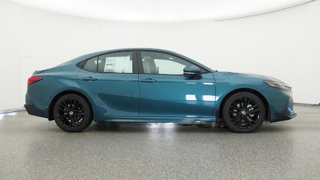 2025 Toyota Camry SE 32