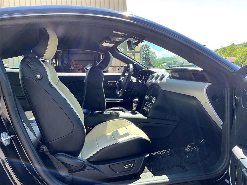 2015 Ford Mustang — photo 14