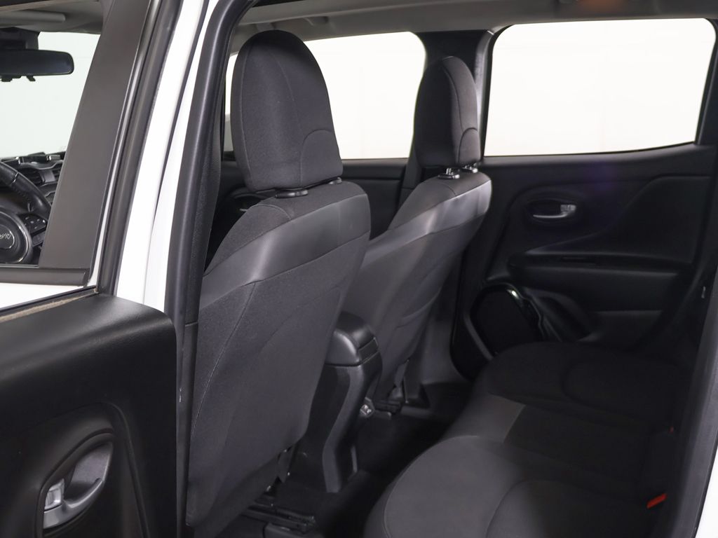 Used 2018 White Jeep Latitude image 24