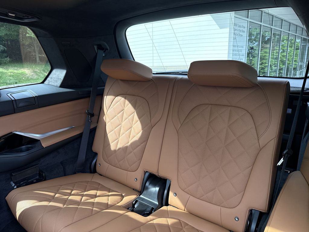 Thumbnail: 2027 BMW X7 - 24