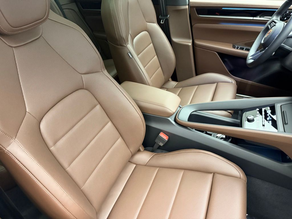 Thumbnail: 2026 Porsche Macan - 32