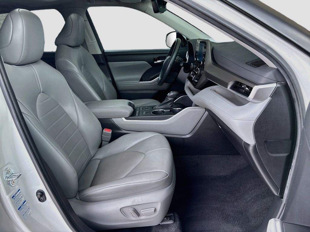 Thumbnail: 2022 Toyota Highlander - 20