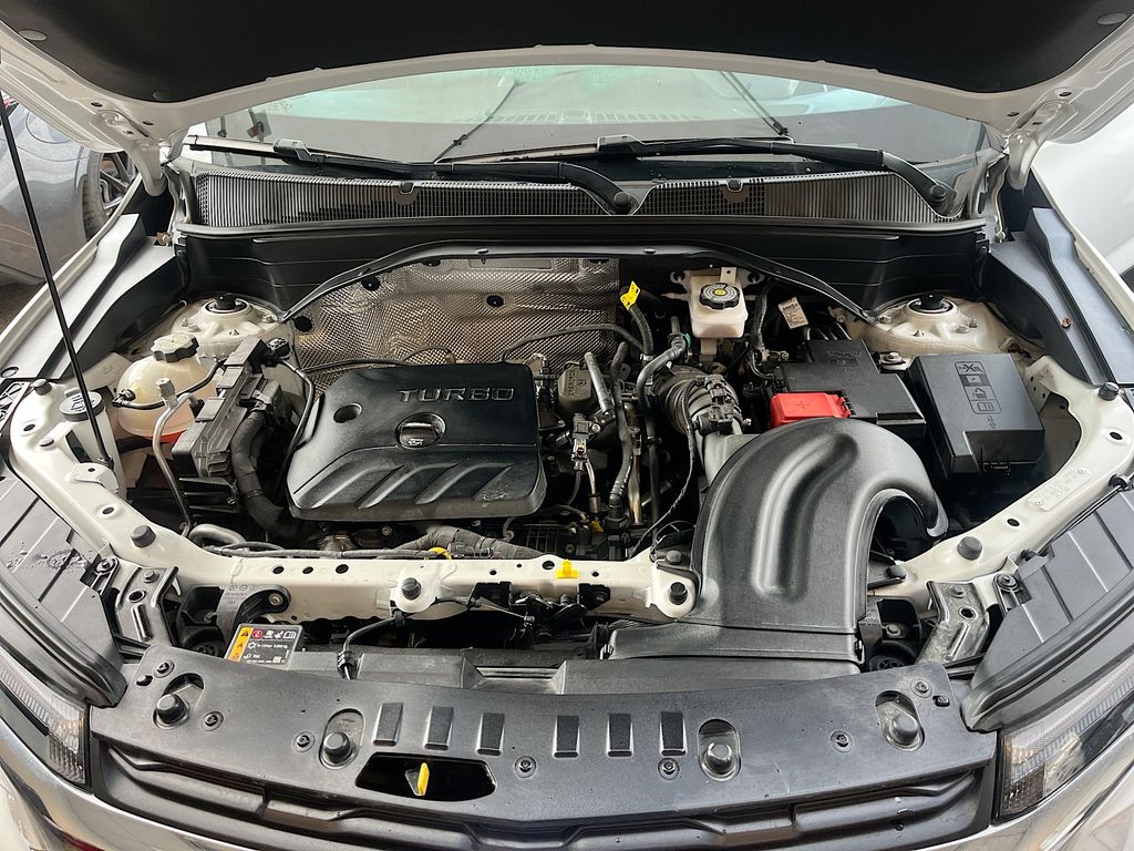 Used 2025 White Chevrolet LT image 28