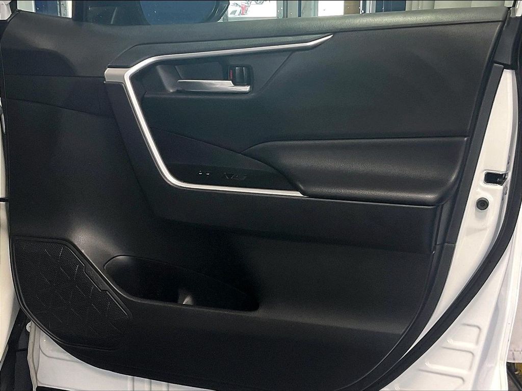 2024 Toyota RAV4 — photo 12