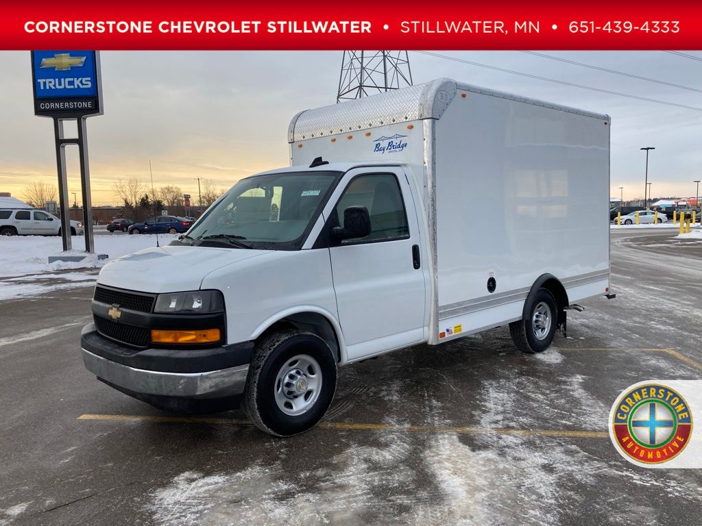 Summit White 2025 Chevrolet Express Chassis 3500 Cutaway 139 Van Rear-Wheel Drive 8-Speed Automatic Overdrive