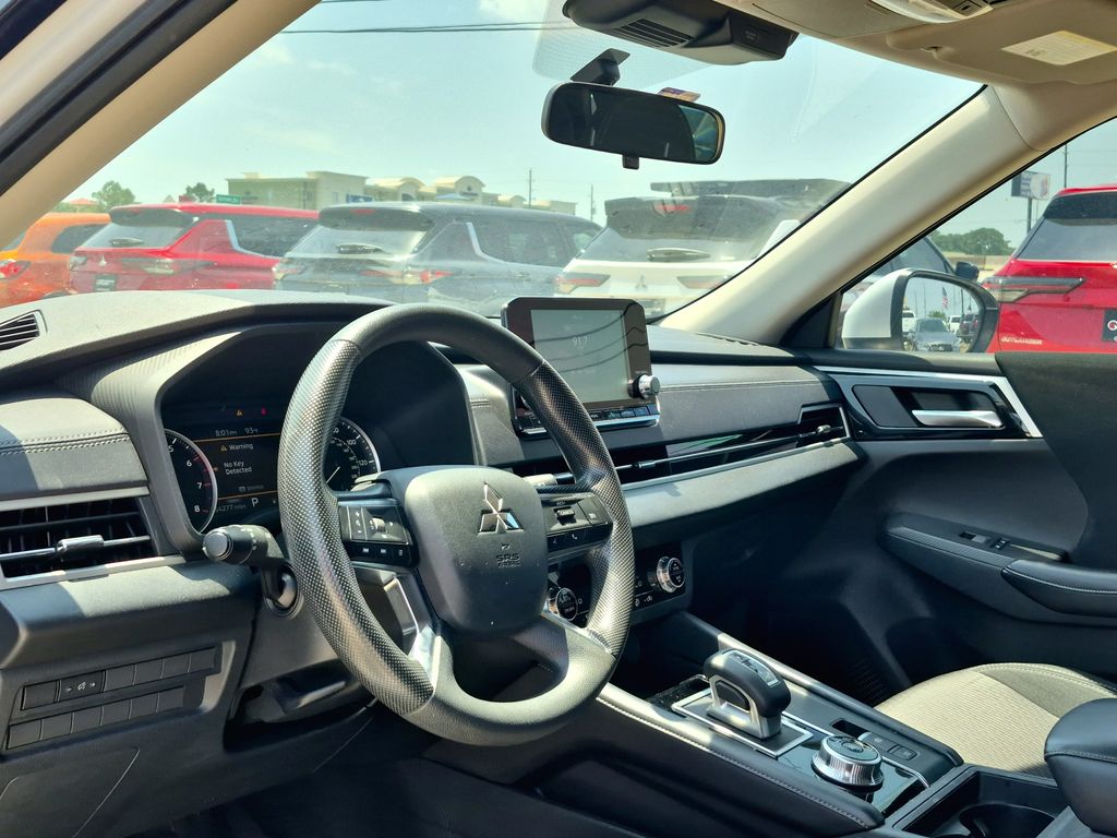 2023 Mitsubishi Outlander ES White at North Houston Mitsubishi