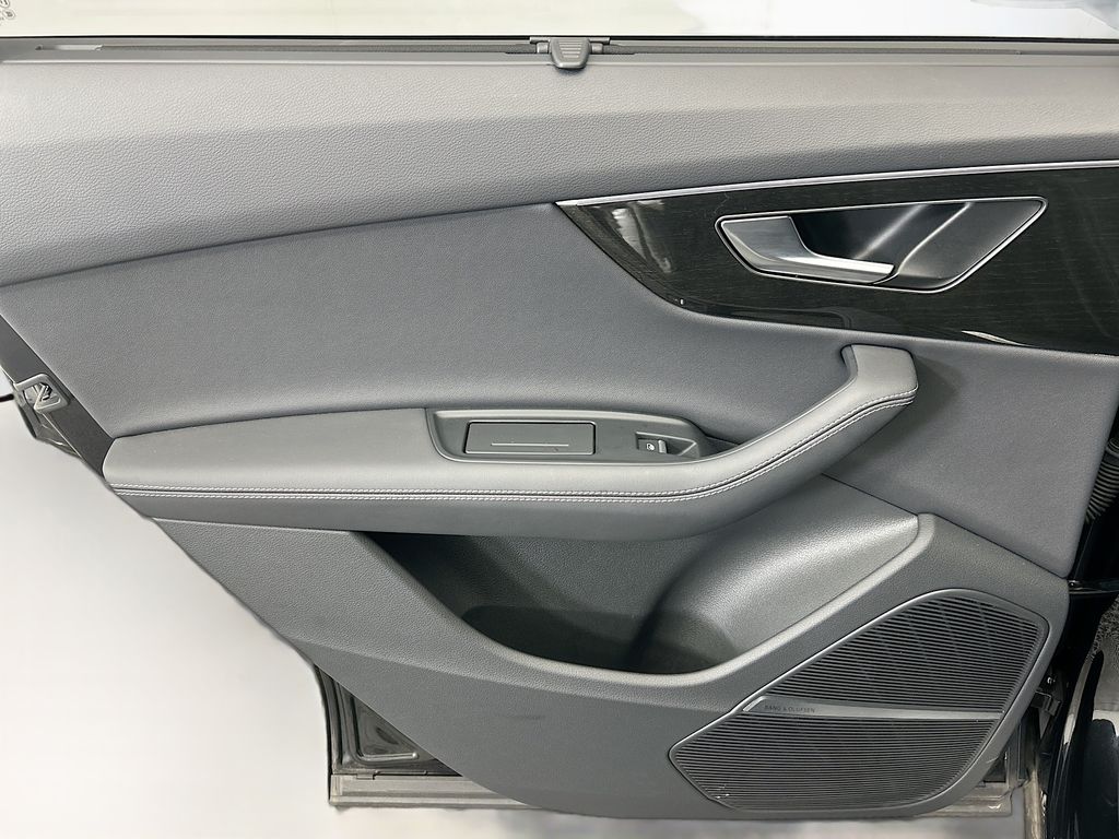 Thumbnail: 2025 Audi Q7 - 25