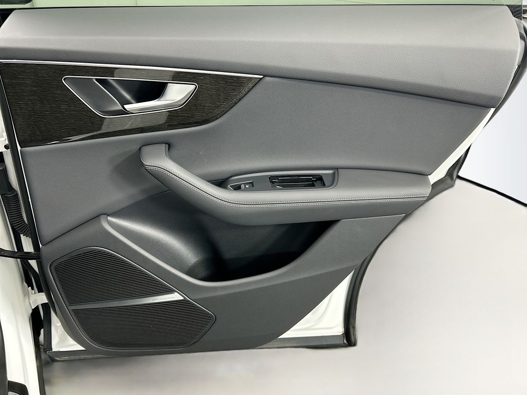 Thumbnail: 2025 Audi Q8 - 26