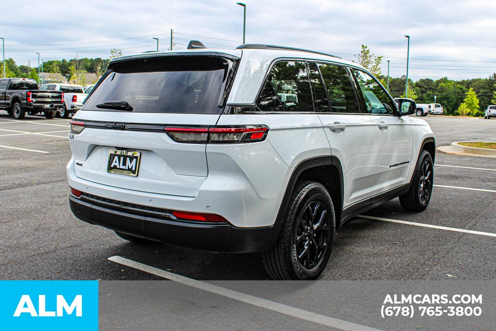 Used 2025 White/off-white Jeep Altitude image 6