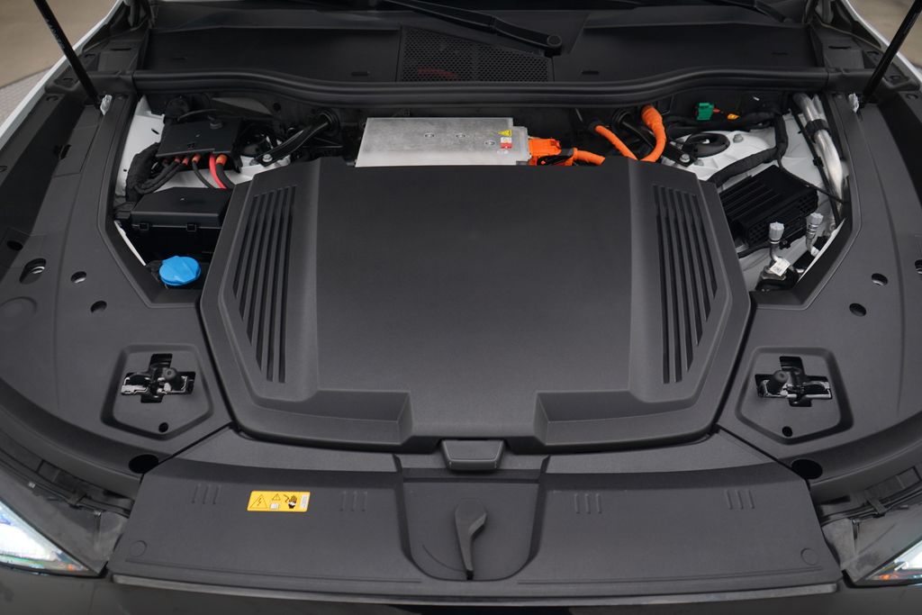 Thumbnail: 2024 Audi Q8 e-tron - 13